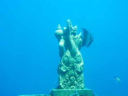Kita skulptūra po vandeniu